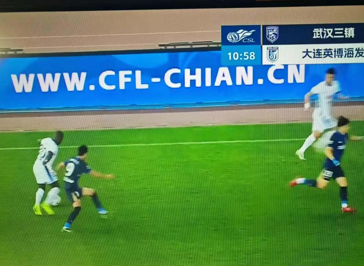 有些离谱，中超广告牌上中足联网址中的“CHINA”字样被拼错
